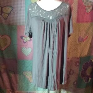 NWT Ahlaray 2X Womans Pleated Floral Lace Detailed Gray Blouse in Short Sleeves